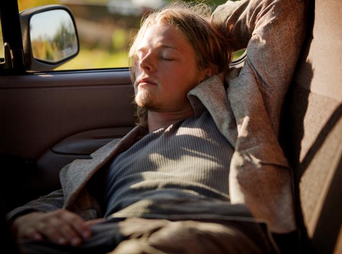Homme dormant dans sa voiture - article sur amende dormir dans sa voiture par Maître Franck Cohen